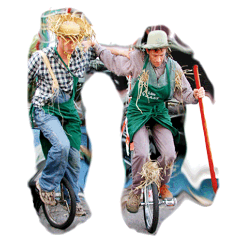 duo d'unicycliste qui se tiennent par le bras